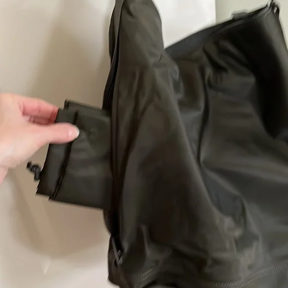 Lululemon LARGE bucket tote with shoe bag - Picture 4 of 5